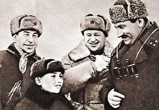 М Г Ефремов с семьей Это наступление части сил Западного фронта понесших в - фото 27