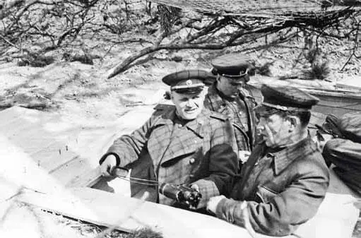 На КП 8й гвардейской армии Телегин Чуйков под Берлином апрель 1945 г - фото 11