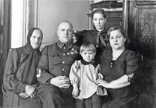 Папа с семьей и своей мамой Устиньей Артемьевной Именно в Киеве я услышала от - фото 19