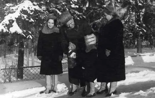 Штаб Западного фронта Приехали на 3 дня повидаться с папой 1941 г Тогда же - фото 21