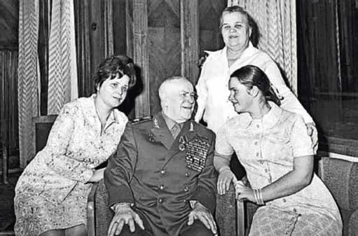 Г К Жуков с семьей Вопрос Ваше мнение о помощи союзников Жуков Эту - фото 33