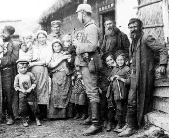 Лида Первая мировая война Немецкий солдат времен Первой мировой войны стоит - фото 12