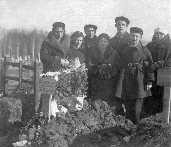С Левой на похоронах бабушки Хавы Ленинград 1938 год Мама была на партийной - фото 22