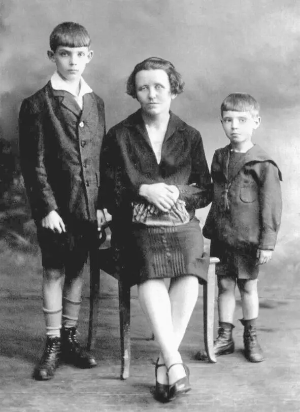 С братом Левой и няней Марией Павловной Лялиной Ленинград весна 1931 года - фото 6