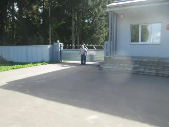 На проходной в бывшую войсковую часть где жили Игорь Георгиевич Надя а потом - фото 15