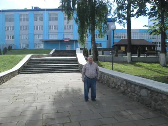 Я стою при входе на бывший завод Красный Октябрь п г т Барань На нём я - фото 17