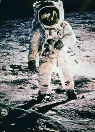 21 июля 1969 года Олдрин шагает по Луне Необычную стезю избрал для себя - фото 34