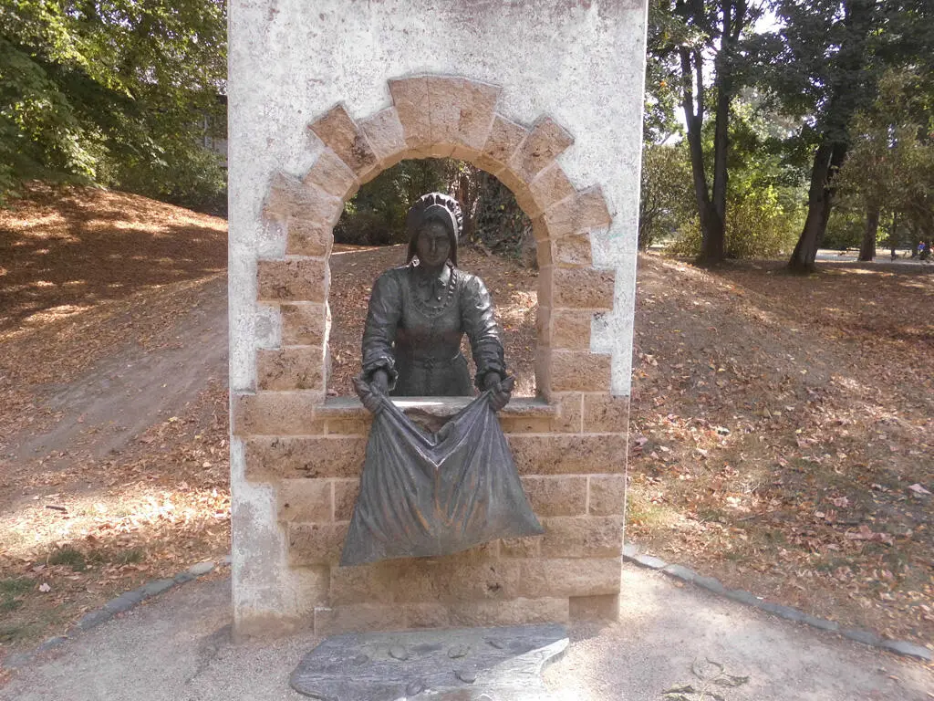 Frau Holle monument in the Frau Holle Park in Hessisch Lichtenau Photo by - фото 11
