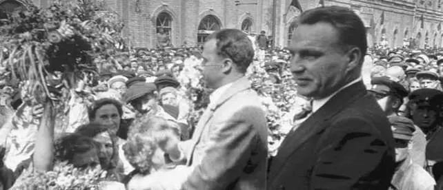 Митинг на станции Вязьма в июле 1937 года по пути следования героевлетчиков в - фото 10