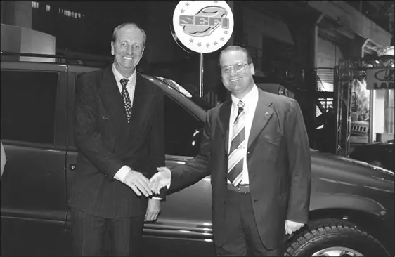 Dr W Resch und Dr G Chiraso bei einer internationalen Automobilshow Der - фото 1