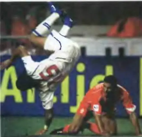 Форвард сборной Чехии Милан Барош падает после подката игрока голландской - фото 4