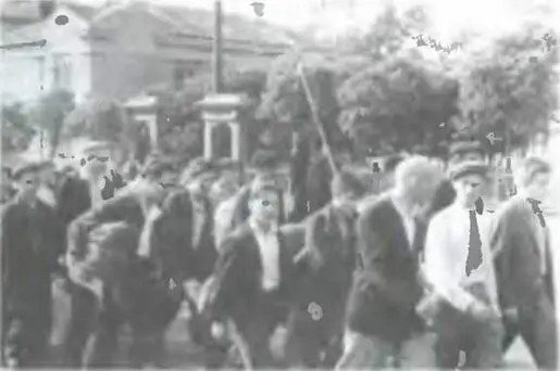 Добровольцыополченцы Москва июнь 1941 года На всех подъездах сняли и - фото 66