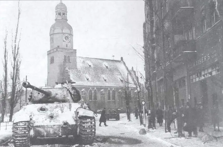 Пантера AusfG подбитая на улицах Познани в январе 1945 года Обращают на - фото 102