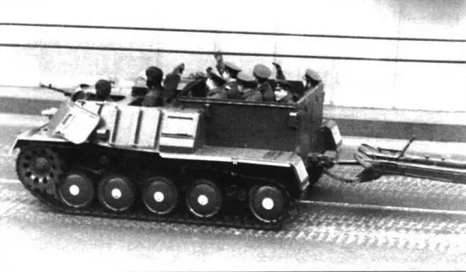 Тягач АТП возвращающийся с Красной площади 7 ноября 1965 года Обращает на - фото 17