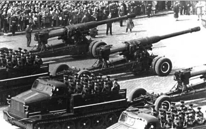 На Красной площади тяжелая артиллерия Тягачи АТТ со 180мм пушками С23 на - фото 44