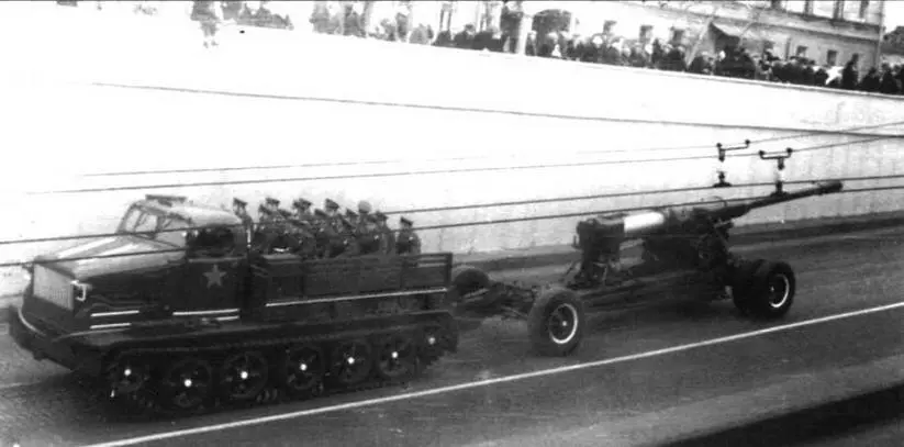 Тягач АТТ с пушкой С23 возвращается с парада Москва 7 ноября 1965 года - фото 45