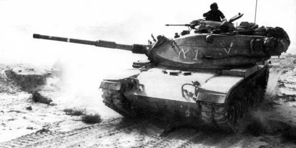 Израильский М60А1 во время отражения египетской атаки на Синайском полуострове - фото 61