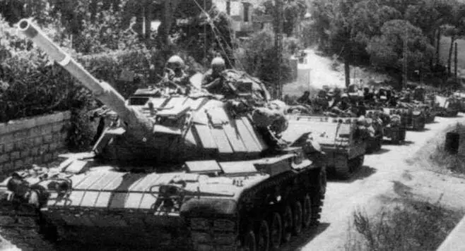 Колонна израильской бронетехники вступает в Ливан впереди М60А1 Магач - фото 62
