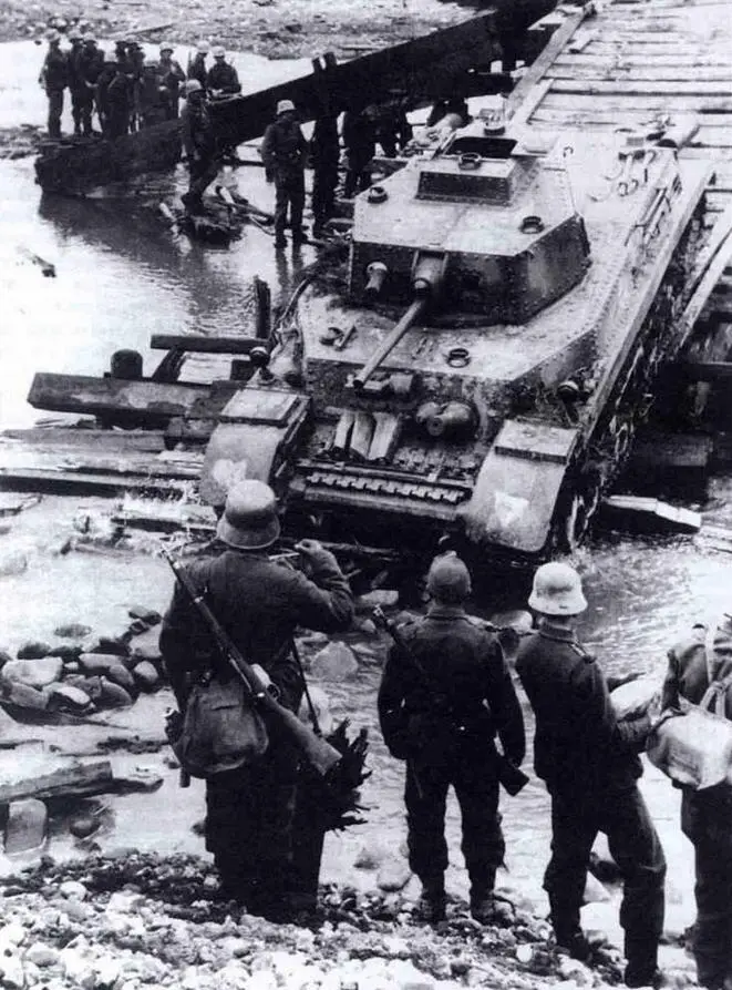 Средний танк Туран I во время переправы 2я танковая дивизия Польша 1944 - фото 26