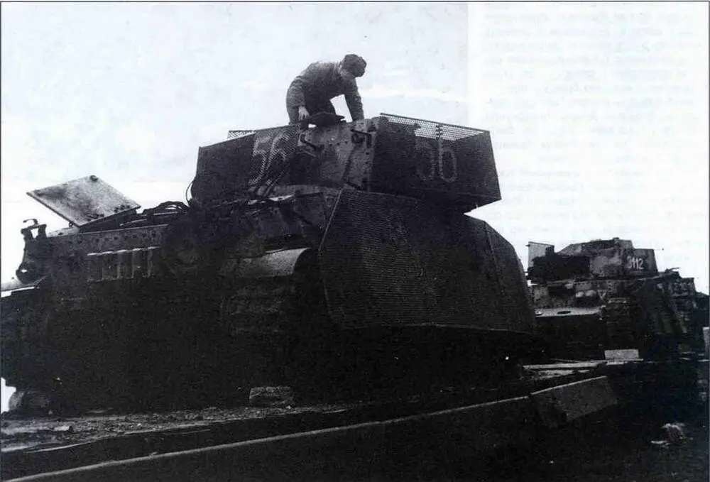 Боец Красной Армии осматривает трофейный танк Туран II оборудованный - фото 36