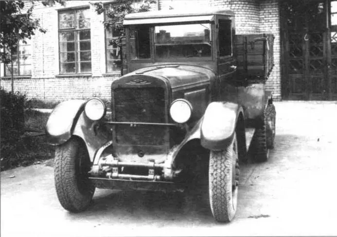 Полугусеничный автомобиль ЗИС2252 во дворе НАТИ Лето 1940 года Вид спереди - фото 7