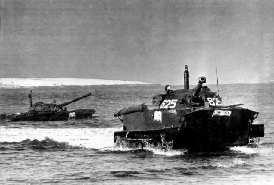 Плавающие танки ПТ76 на учениях Опыт Второй мировой войны со всей - фото 1