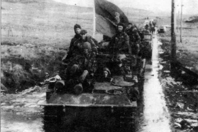 Симитэры полка Конной гвардии с солдатами 2го парашютного батальона на броне - фото 42