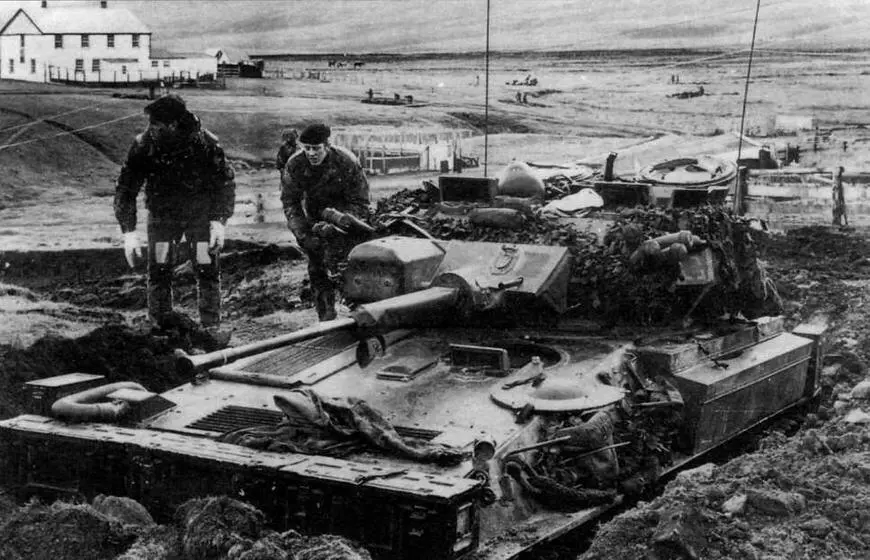 Симитэр на позиции во время Фолклендской кампании 1982 год В ночь с 11 на - фото 43