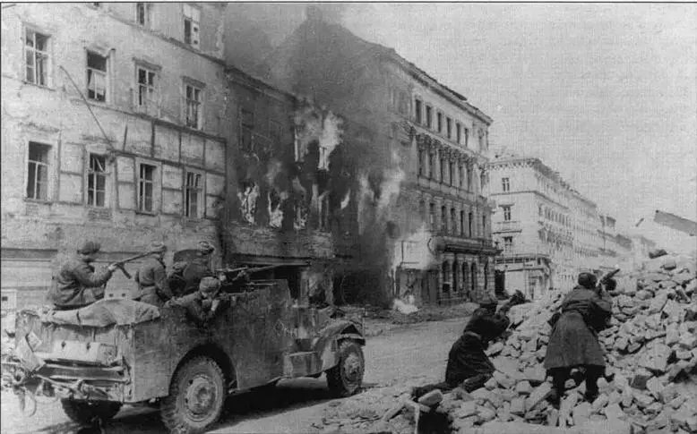Советские разведчики ведут уличный бой в Вене Апрель 1945 года В качестве - фото 11
