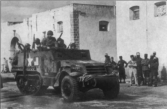 Бронетранспортер М3 на улице марокканского города Северная Африка ноябрь 1942 - фото 30