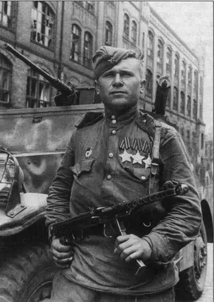 Полный кавалер Ордена Славы гвардии сержант ИДСериков на одной из улиц - фото 8