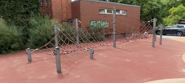 Bild 1 Vor Ort installierter synthetischer Fallschutzbelag muss auch vor Ort - фото 12