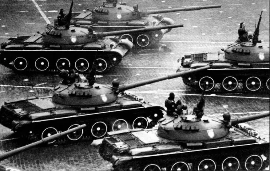 Танки Т62 выходят на Красную площадь 7 ноября 1973 года Бакистеллажи а - фото 34