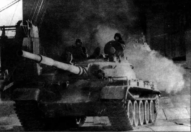 Т62 9й сирийской танковой дивизии выгружаются в саудовском порту Янбу Зима - фото 56