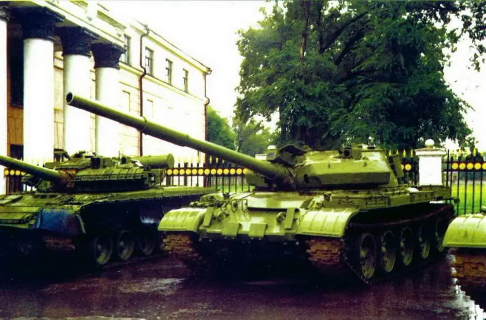 Танк Т62М в экспозиции боевой техники у Дома офицеров в гУссурийске 2000 г - фото 58