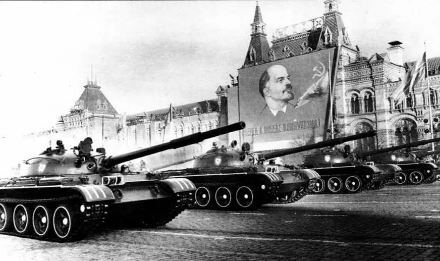 Танки Т62 впервые приняли участие в параде на Красной площади 7 ноября 1967 - фото 6