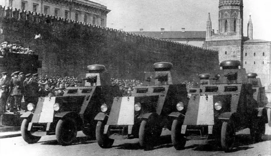 Бронеавтомобили БА27 проходят по Красной площади 1 мая 1931 года - фото 11