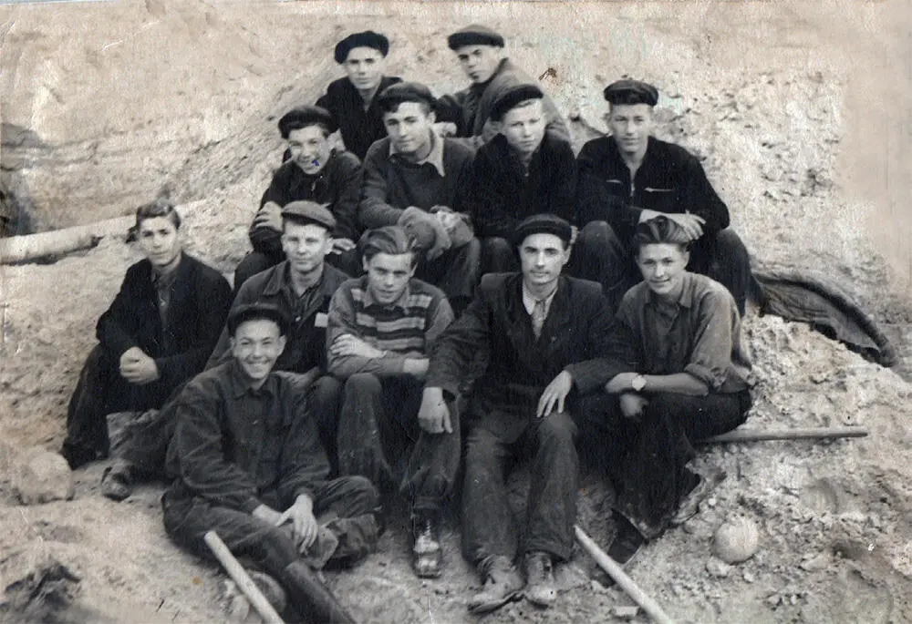 МФ Сычев 3й справа в 1м ряду среди одногруппников 1950е гг Михаил - фото 8