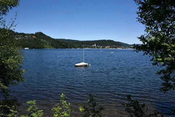 Der Titisee liegt auf 840m Höhe ist 13 Qkm groß und 39m tief Er gilt als - фото 14