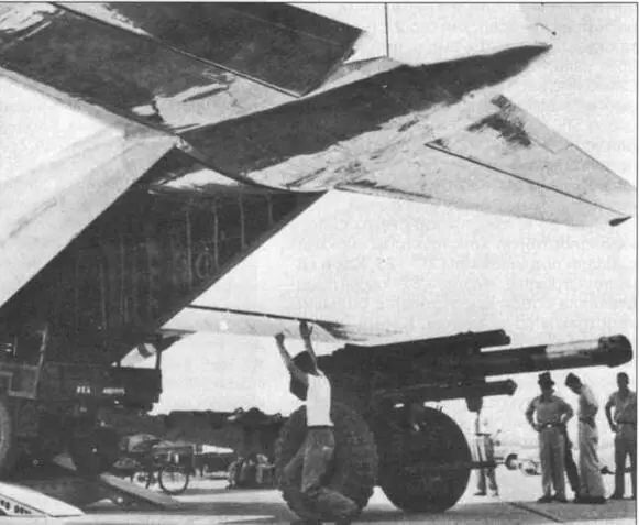 Загрузка в Геркулес 155мм орудия Летные испытания В июне 1951 г USAF - фото 18