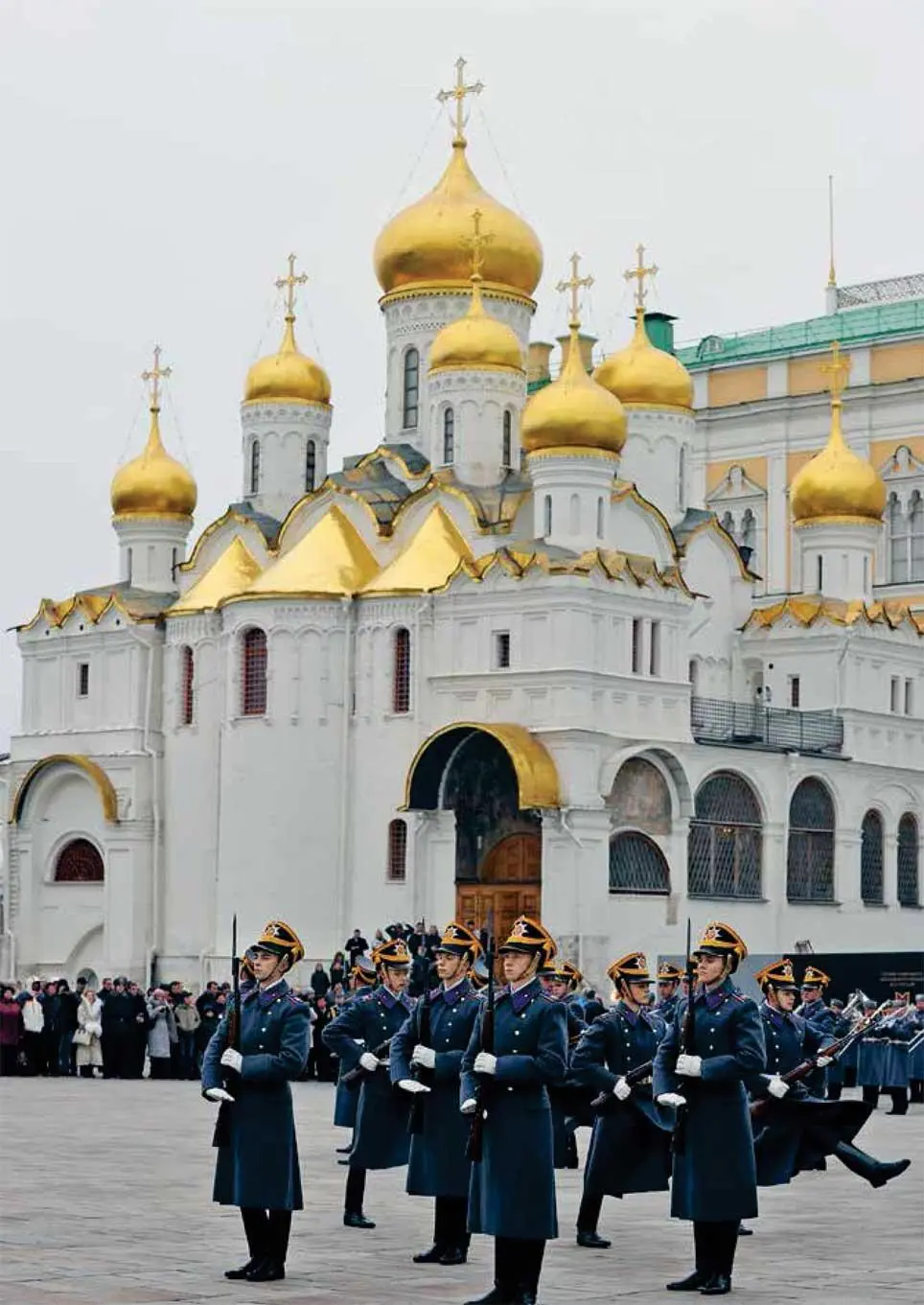 Благовещенский собор Московского Кремля С одной стороны сохранялись - фото 30