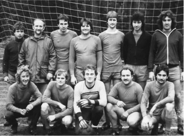 Mannschaftsfoto vorm Abschiedsspiel am 30101982 Zwei Mitspieler brachten mich - фото 7