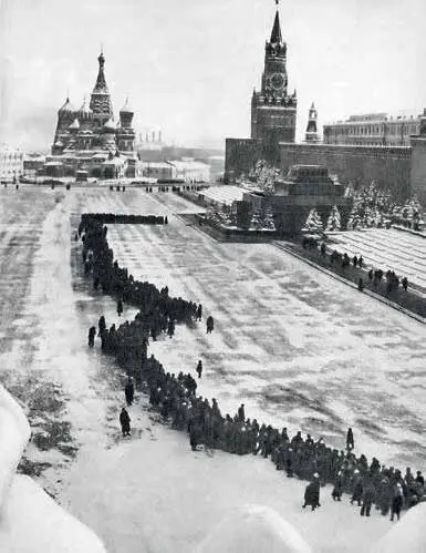 Звенят часы на башне Чеканными шагами идет к Мавзолею караул Кончились - фото 11