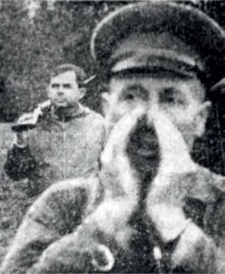Карабин у Патрика наготове По росной траве ночные наброды лосей Но сентябрь - фото 49