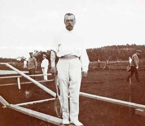 Император Николай II на теннисном корте 1912 г На правой руке видна - фото 11