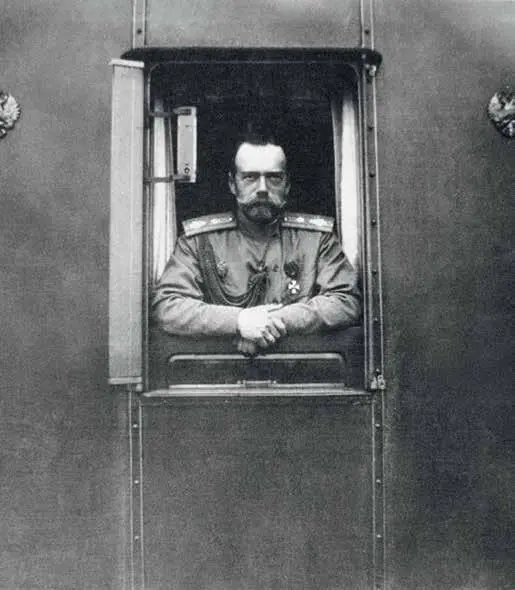 Император Николай II в окне салонвагона императорского поезда Май 1916 г - фото 25