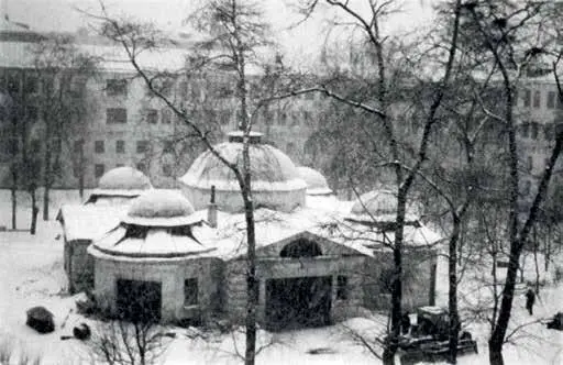 Двор легендарного общежития МГУ на Стромынке Через него прошли все студенты - фото 6