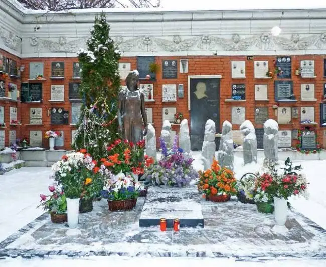 Памятник на могиле Р М Горбачёвой В одном из своих последних интервью 2015 - фото 26