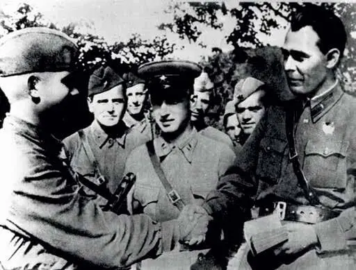 Бригадный комиссар Брежнев вручает партийный билет Александру Молову во время - фото 5