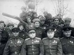 Хрущёв среди бойцов 1го Украинского фронта В марте 1942 года на заседании - фото 12